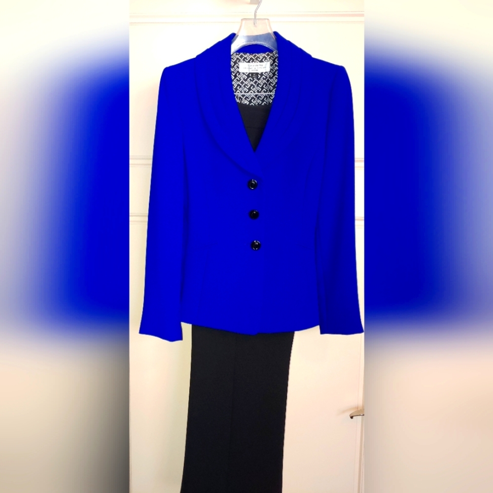 Tahari suit in 6P